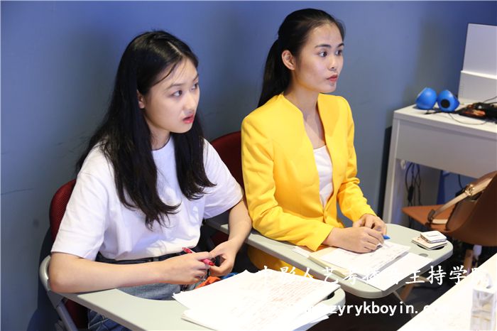 北京学习播音主持培训大概多少钱?