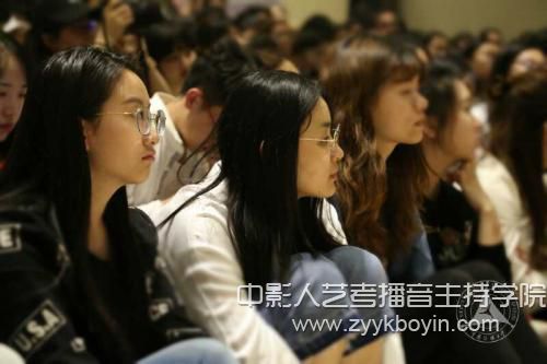 严歌苓交流会在中国传媒大学举办讲述《芳华》背后的故事2.jpg